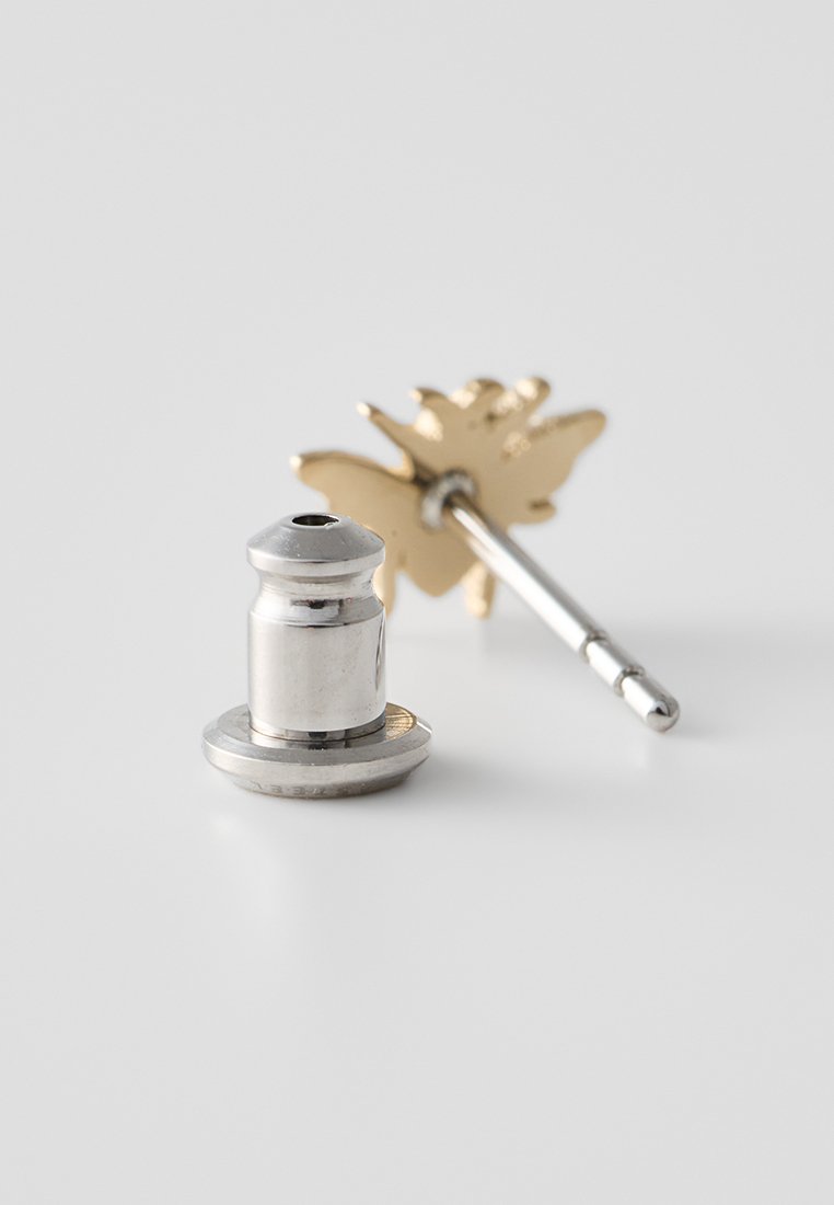 Orecchino a forma di farfalla in argento con perno e retro. La farfalla ha una finitura dorata, mentre il retro è metallico e cilindrico.