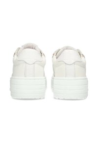 Weiße Leder-Sneaker mit strukturiertem Hinterteil, flacher, dicker Sohle und ohne sichtbare Schnürsenkel. Verfügt über dezente Nähte und goldene Hardware-Akzente.