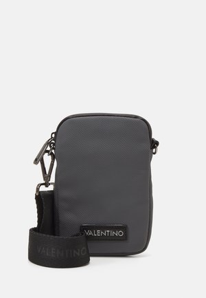 Kleine rechteckige schwarze Crossbody-Tasche mit strukturierter Oberfläche, abnehmbarem Riemen und Valentino-Markenetikett auf der Vorderseite.