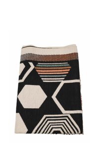Coperta in lana con motivi geometrici neri e crema, tra cui esagoni e righe. Accentuata da dettagli di bordo colorati.