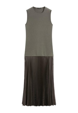 Abito senza maniche con una parte superiore aderente di colore verde oliva e una gonna plissettata di colore marrone scuro, che mette in risalto il contrasto di tessuti lisci e la texture verticale.