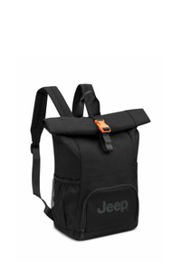 Zaino nero con design a risvolto, fibbia arancione, tasca in rete e zipper frontale, caratterizzato da un prominente logo "Jeep" in grigio.