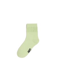 Helle grüne Socke mit einem strukturierten Spitzenmuster am Bund, aus weichem Material gefertigt. Verfügt über ein schwarzes Logo nahe der Zehenpartie.
