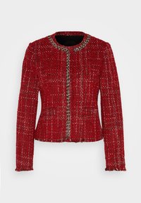 Giacca a maglia rossa con texture, maniche lunghe, rifiniture in catena lungo il colletto e la parte anteriore, e bordi frangiati su polsini e orlo.