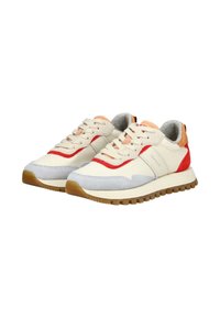 Beige Sneakers mit roten und grauen Akzenten, mit einem strukturierten Obermaterial aus Wildleder und Leder, runden Schnürsenkeln und einer leicht braunen Gummisohle.