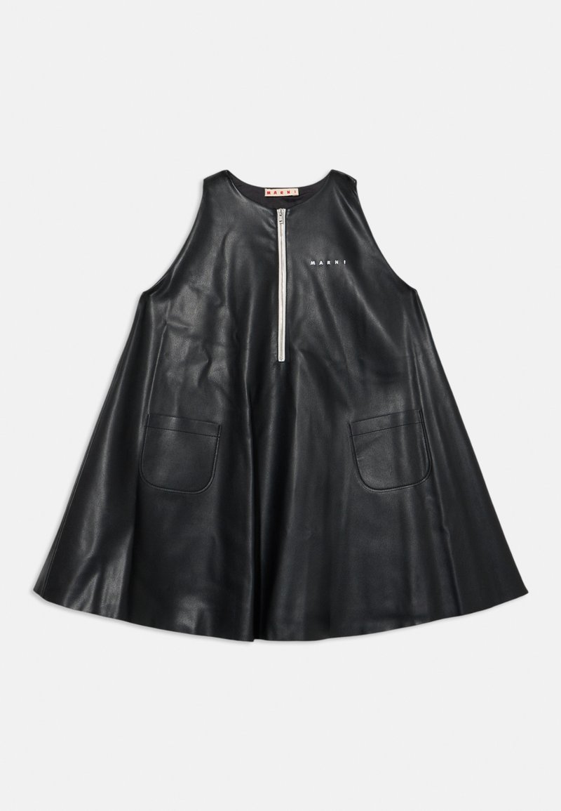 Robe sans manches en cuir noir avec un col haut, une fermeture éclair à l'avant et deux poches avant. Texture lisse et silhouette évasée.