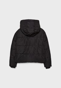 Schwarz gepolsterte Jacke mit Kapuze, langen Ärmeln und horizontaler Steppung, von hinten auf einem schlichten hellen Hintergrund dargestellt.