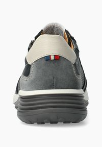 Baskets pour homme en suède gris foncé, dessus en maille noire texturée, talon en cuir blanc et semelle en caoutchouc avec un accent rouge, blanc et bleu.