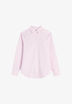 Koszula na guziki z długim rękawem w cienkie pionowe paski w kolorze jasnoróżowym i białym, z ostrokątnym kołnierzem i kieszenią na piersi.