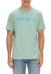 Helles grünes Baumwoll-T-Shirt mit einem blauen Grafiklogo "S.OLIVER" über der Brust. Rundhalsausschnitt und kurze Ärmel, mit normaler Passform.