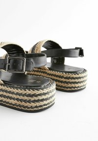 Next Platvormsandaalid - monochrome
