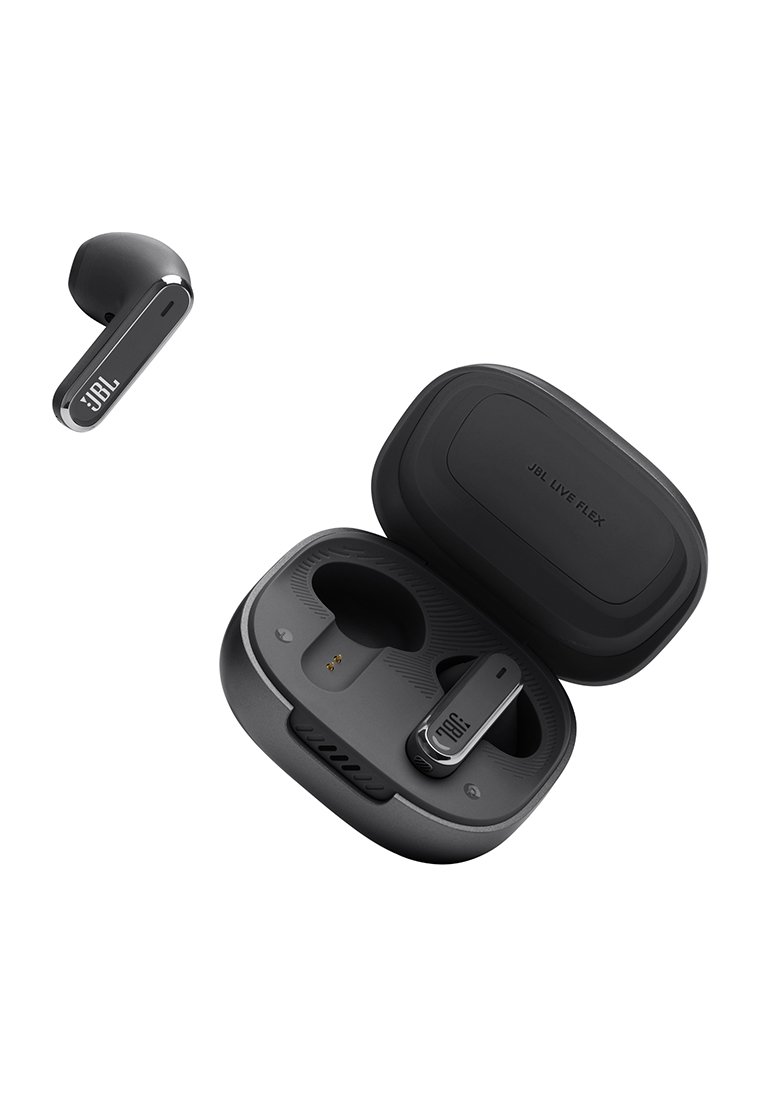 Des écouteurs sans fil JBL Live Flex noirs, avec un écouteur à l'extérieur et un à l'intérieur du boîtier de chargement ouvert.
