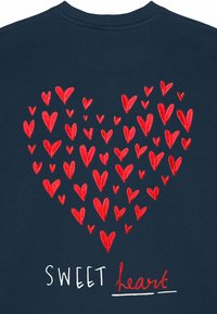 Felpa navy con un grande cuore rosso composto da cuori di varie dimensioni, con il testo "SWEET heart" in bianco e rosso nella parte inferiore.