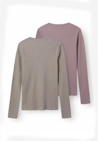 Zwei Langarmshirts, Rücken an Rücken präsentiert; eines ist hell-lavendel, das andere taupe, beide mit einem gerippten Textil.