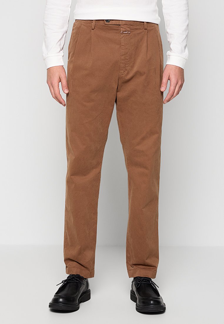 closed Chino bruin