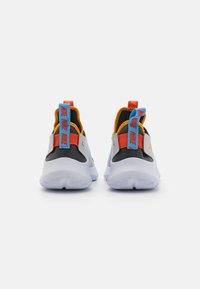 Nike Performance FLEX RUNNER 3 - Chaussures de running sur route - vast grey/orangepeel/university blue/anthracite