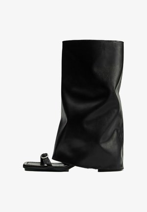 PULL&BEAR, KEILABSATZSCHUHE MIT SCHNALLEN MIT ZEBRAMUSTER - Schaftsandale - black