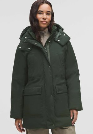Grön vadderad parka-jacket med huva, med tryckknappar, bröst- och sidofickor samt en mjuk textur. Dragkedjestängning under fliken.