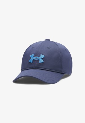 Námornícky modrá čiapka vyrobená z textúrovaného materiálu s krivým okrajom. Obsahuje vyšitú svetlomodrú logo vpredu a ventilačné otvory.