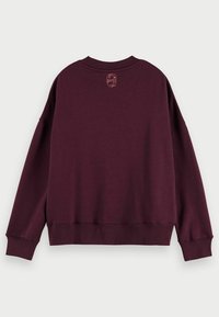 Sudadera de manga larga morada oscuro con puños y dobladillo acanalados, que presenta un pequeño logotipo circular cerca del escote en la parte posterior.