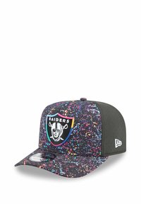 Casquette noire avec un motif coloré et moucheté. Pr�ésente un logo des Raiders à l'avant, une visière plate et un panneau latéral perforé noir.