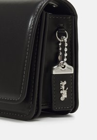 COACH LUXE REFINED BANDIT CROSSBODY - Borsa a tracolla - black