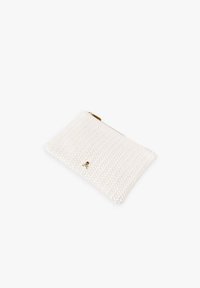 Clutch de cuero blanco con un patrón hexagonal texturizado y cremallera dorada. Presenta un pequeño detalle de logo en la parte frontal.