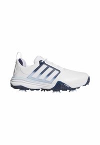 Crampon athlétique blanc avec des détails bleu marine, trois bandes sur le côté, semelle texturée avec des pointes et marquage "ADIPOWER" près de la semelle.