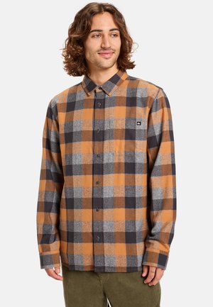 Heren flanellen overhemd met een oranje, grijs en zwart geruit patroon, button-down kraag, borstzak en lange mouwen van een zachte stof.