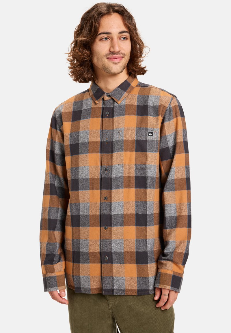 Heren flanellen overhemd met een oranje, grijs en zwart geruit patroon, button-down kraag, borstzak en lange mouwen van een zachte stof.