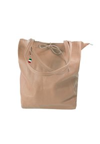 Beige leren tote bag met dubbele handvatten, een strik met trekkoord aan de bovenkant en een klein Italiaans vlaggetje dat aan een handvat hangt.