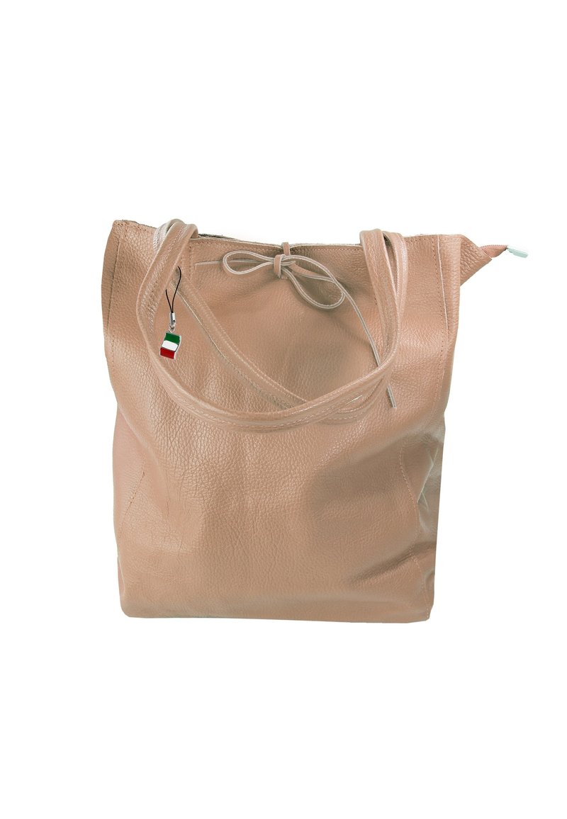 Beige leren tote bag met dubbele handvatten, een strik met trekkoord aan de bovenkant en een klein Italiaans vlaggetje dat aan een handvat hangt.