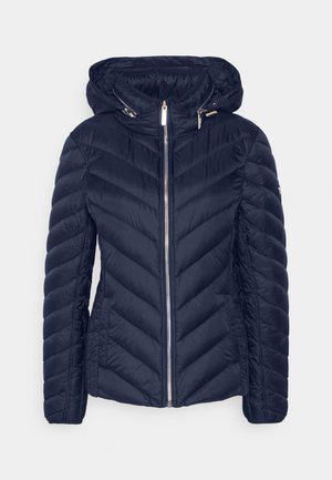 Ναυτικό φουσκωτό μπουφάν με κουκούλα; διαθέτει διαγώνια ραφή, μπροστινό φερμουάρ και δύο πλευρικές τσέπες. Άνετος, ελαφρύς ύφασμα. Χρυσές λεπτομέρειες αξεσουάρ.