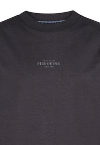 Donkergrijze crewneck sweatshirt van katoen met een gestructureerde afwerking. Bevat een klein wit gedrukt logo aan de voorkant met de tekst "PETROL IND. Sinds 1989."