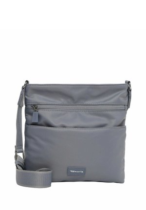 Szara nylonowa torba na ramię z regulowanym paskiem, przednią kieszenią na zamek i naszywką z logo. Gładka tekstura i prostokątny kształt o prostym designie.