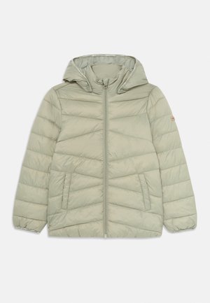 Veste matelassée en olive clair avec capuche attachée, fermeture zippée à l'avant, deux poches avant et poignets élastiques.