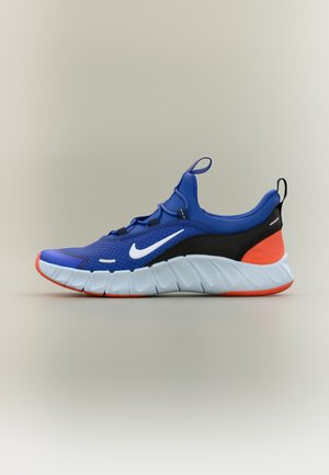 Blauer Sportschuh mit weißer Sohle, orangen Akzenten, schwarzem Fersenbereich und weißem Nike-Swoosh-Logo, seitlich dargestellt.