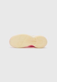 adidas Performance COURTFLASH UNISEX - Vairāku kortu tenisa apavi - lucid pink/silver-coloured/bliss pink