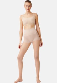Nude nahtloses Bralette und hoch sitzende Shorts, aus dehnbarem Stoff mit glatter Textur und minimalistischem Design.