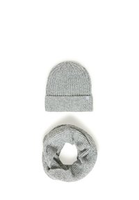 Berretto lavorato a maglia grigio con risvolto e una sciarpa infinita abbinata, entrambi caratterizzati da una texture a coste e un aspetto morbido e caldo.