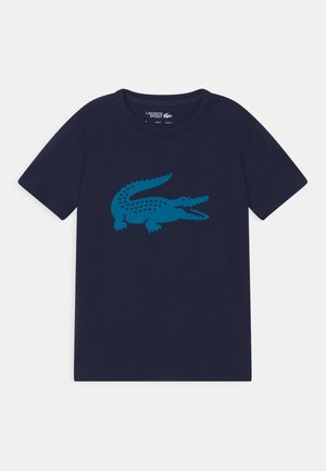 Navyblauwe katoenen T-shirt met een grote turquoise krokodilgrafiek met geometrische details. Standaard ronde hals en korte mouwen.