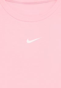 Rosa Baumwoll-T-Shirt mit rundem Ausschnitt und kleinem weißen Nike-Logo auf der Vorderseite. Weicher Stoff mit glatter Oberfläche.