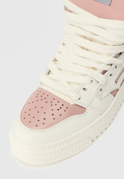 Adidași albaștri și roz deschis, cu un superior din piele texturată, cutie de degete perforată, talpă groasă și șirețele plate. Detalii notabile includ accente roz și gri.