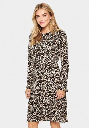 Leopardenmuster-Kleid mit langen Ärmeln, rundem Ausschnitt und fließender Silhouette. Das Material wirkt weich mit einer glatten Textur.
