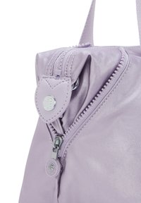 Paarse nylon tas met een afgeronde bovenkant, ritsluiting, leren accent met een drukknoop en textuur detail.