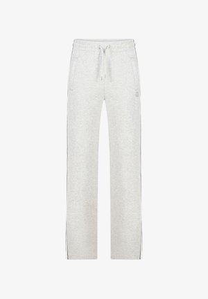 Pantalones deportivos de tela gris clara con un ajuste relajado, que cuentan con cintura con cordón y bolsillos laterales. Detalles de franjas negras a lo largo de los laterales.