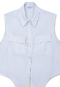 Blusa bianca senza maniche con colletto a punta, chiusura frontale con bottoni e due tasche sul petto. Realizzata in tessuto leggero con una texture liscia.