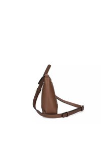 Bolso de cuero marrón con forma de lágrima, correa para el hombro ajustable, acentos de herrajes metálicos y textura suave.