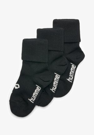 Sorte bomuldsokker med ribbet design, der har fold-over manchetter og hvid branding på siden. Tre par vises.