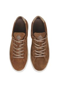 Sneakers in suede marrone con dettagli in pelle, punta rotonda e design con lacci piatti. Suola in gomma bianca e dettagli con superficie testurizzata.